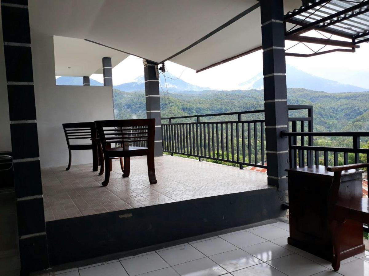 One Homestay And Warung Munduk Екстериор снимка