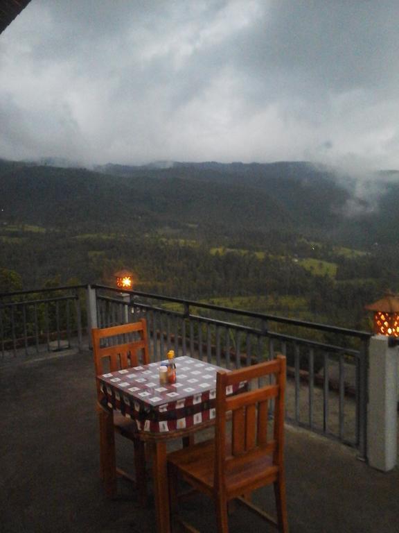 One Homestay And Warung Munduk Екстериор снимка