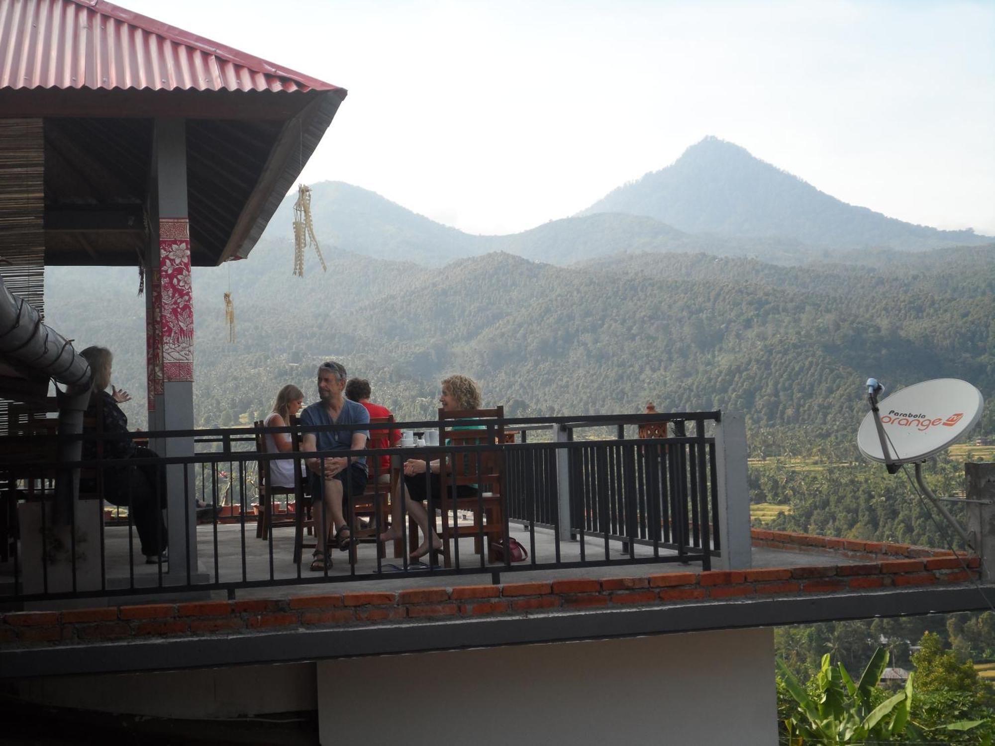 One Homestay And Warung Munduk Екстериор снимка