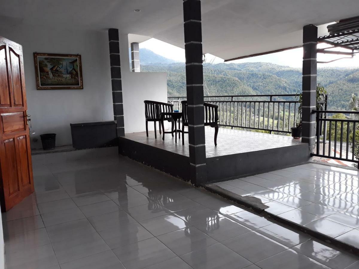 One Homestay And Warung Munduk Екстериор снимка