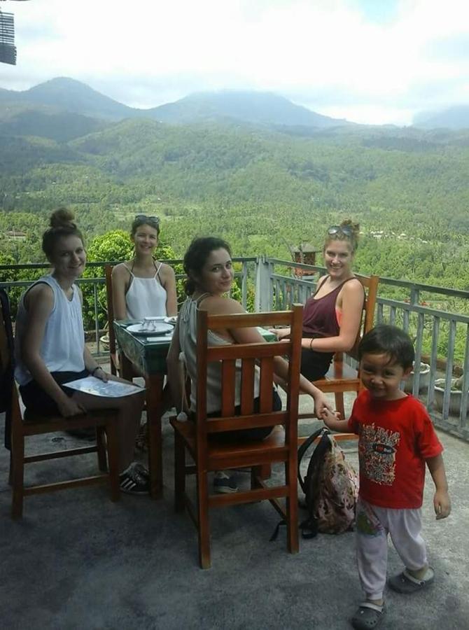 One Homestay And Warung Munduk Екстериор снимка